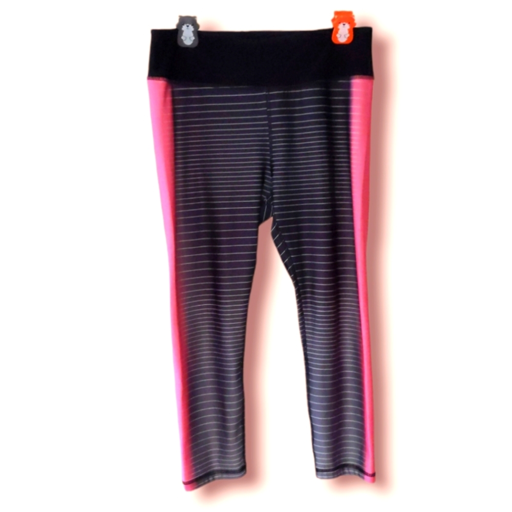 Vaporwave-style 3/4 length workout leggings